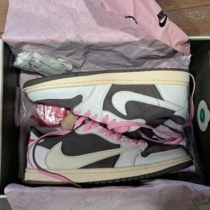 Jordan 1 low travis scott sz US 7 mens US 8.5 women UNISEX